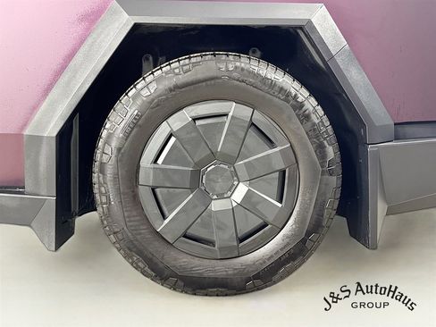 Used 2024 Tesla Cybertruck AWD Crew Cab image 40