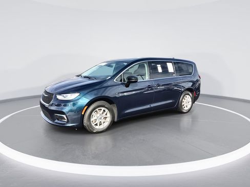 Used 2024 Chrysler Pacifica Touring-L FWD image 4