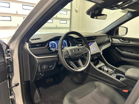 New 2025 Jeep Grand Cherokee 4WD image 17