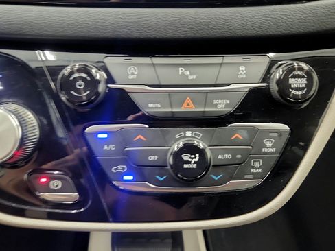 Used 2019 Chrysler Pacifica Touring-L FWD image 35
