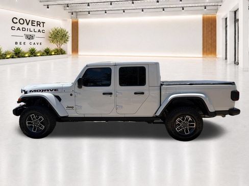 Used 2025 Jeep Gladiator Mojave w/ Convenience Group AWD/4WD image 9