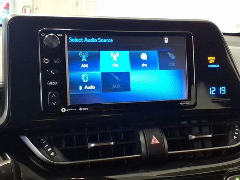 Used 2018 Toyota C-HR XLE Premium FWD image 18