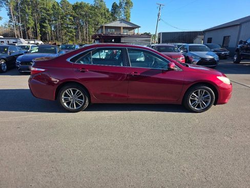 Used 2016 Toyota Camry SE image 4