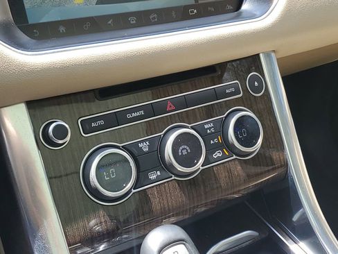 Used 2017 Land Rover Range Rover Sport SE image 32