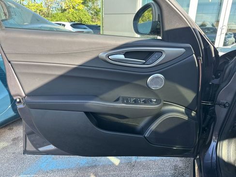 Used 2025 Alfa Romeo Giulia AWD image 11