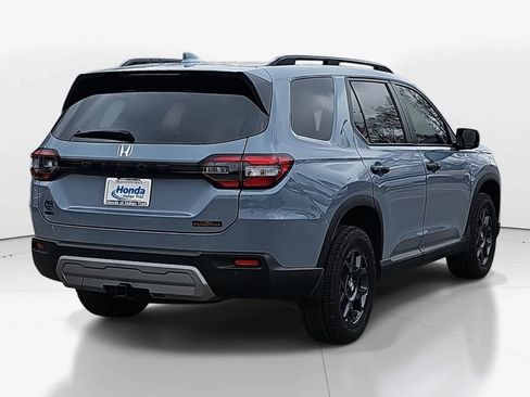 Used 2025 Honda Pilot TrailSport image 8