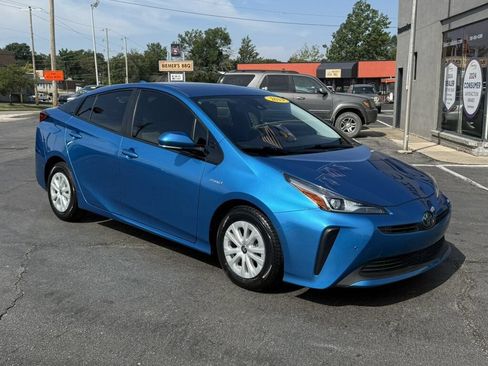 Used 2019 Toyota Prius LE FWD image 2