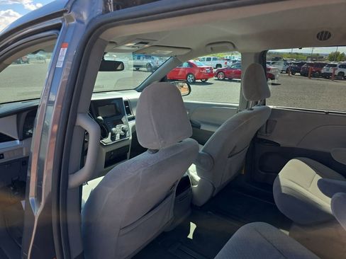 Used 2015 Toyota Sienna LE AWD/4WD image 27