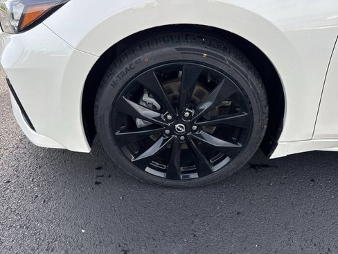 Used 2023 Nissan Maxima SR w/ Sport Mat Group FWD image 10