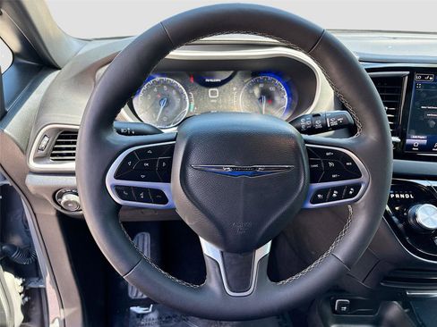 Used 2025 Chrysler Pacifica Select FWD image 11