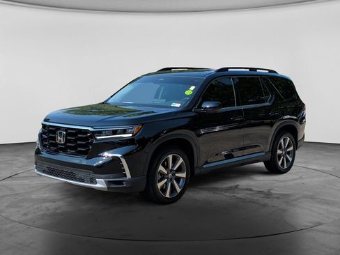 Used 2025 Honda Pilot Touring image 3