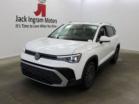 New 2026 Volkswagen Taos SE FWD image 2