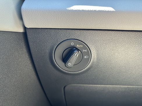 Certified 2023 Volkswagen Taos SE w/ Panoramic Sunroof Package image 19