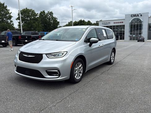 Used 2023 Chrysler Pacifica Touring-L FWD image 1