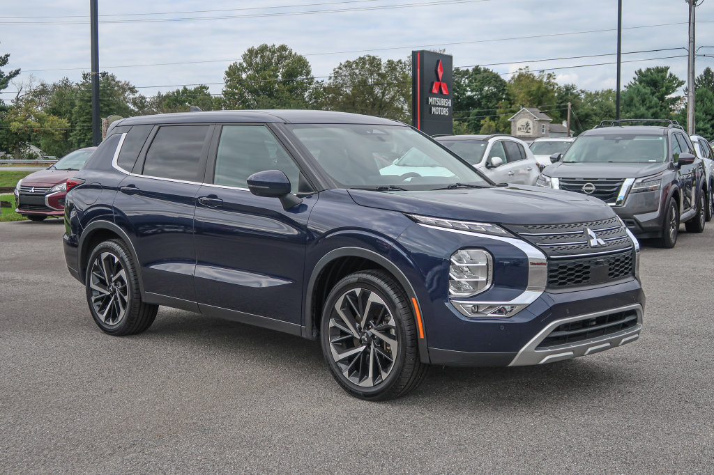 Used 2024 Mitsubishi Outlander AWD image 1
