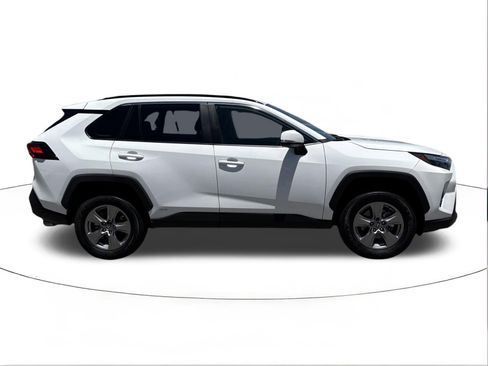Used 2025 Toyota RAV4 XLE AWD/4WD image 2
