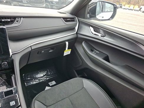 New 2025 Jeep Grand Cherokee L Altitude image 12