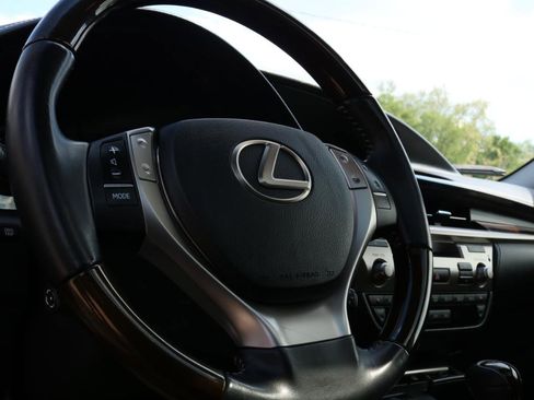Used 2014 Lexus ES 350 w/ Luxury Package FWD image 19