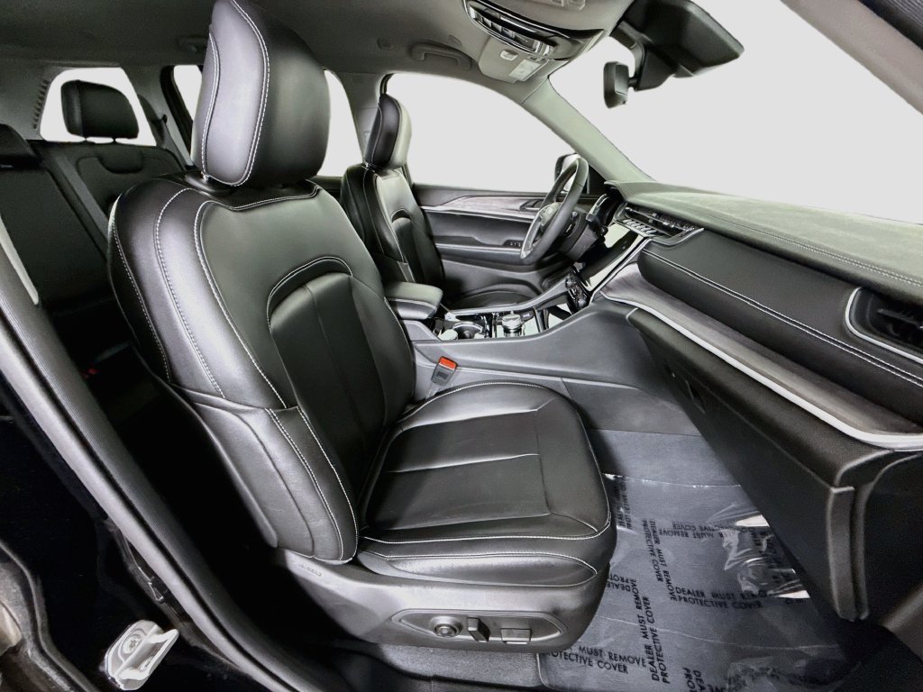 Used 2023 Jeep Grand Cherokee Limited w/ Black Appearance Package AWD/4WD image 27