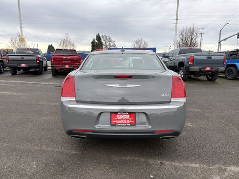 Used 2019 Chrysler 300 Touring L w/ Quick Order Package 22F image 4