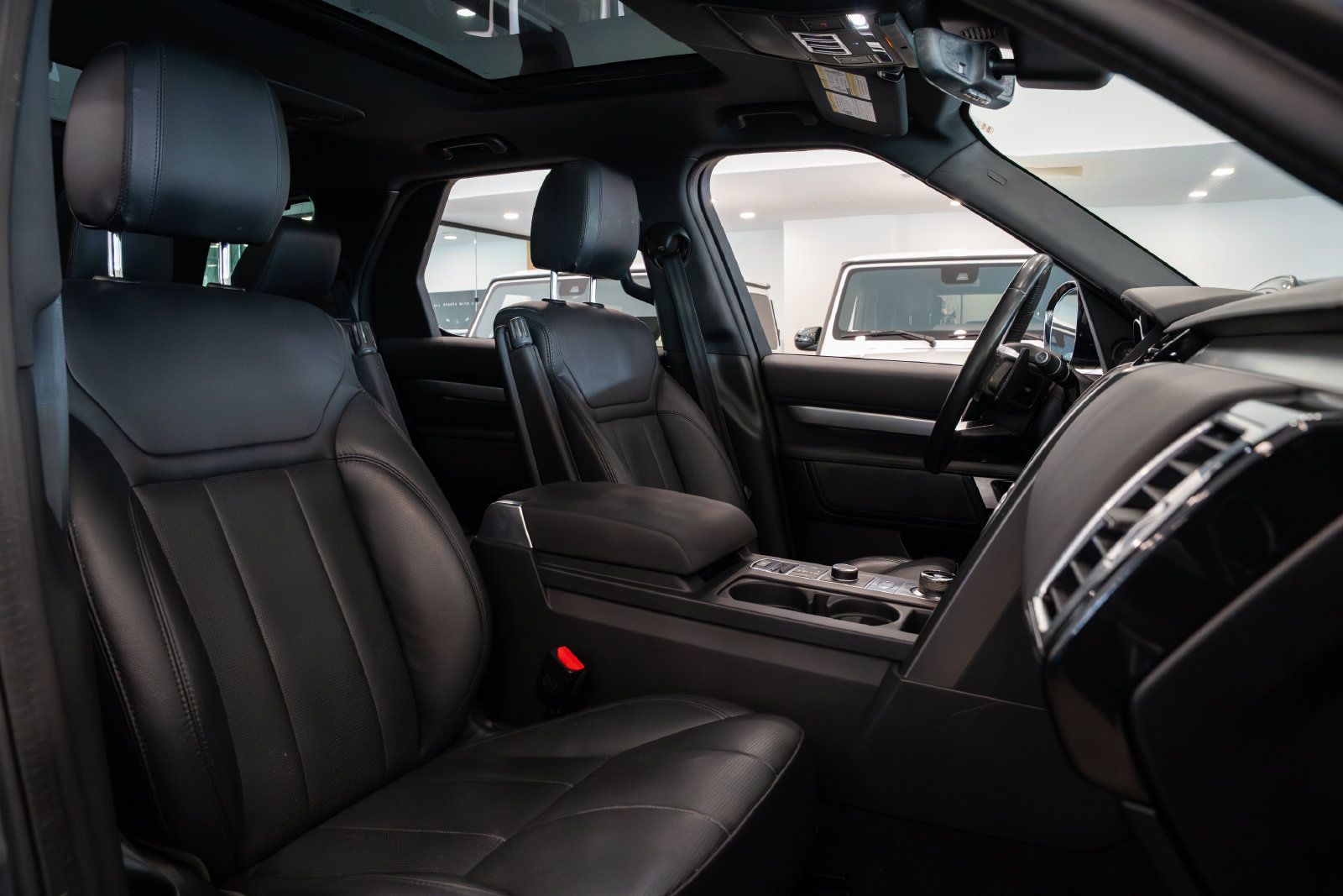 Used 2020 Land Rover Discovery Landmark AWD/4WD image 27