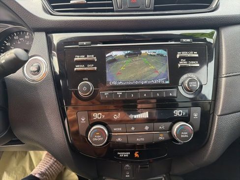 Used 2017 Nissan Rogue SV image 15