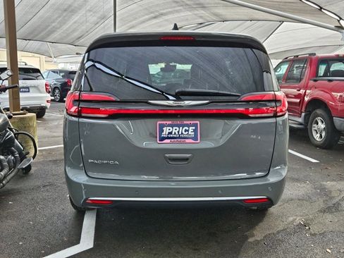Used 2023 Chrysler Pacifica Touring-L FWD image 6