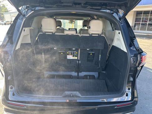 Used 2022 Toyota Sienna Limited image 18