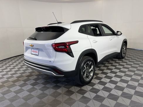 Used 2025 Chevrolet Trax LT w/ LT Convenience Package image 5