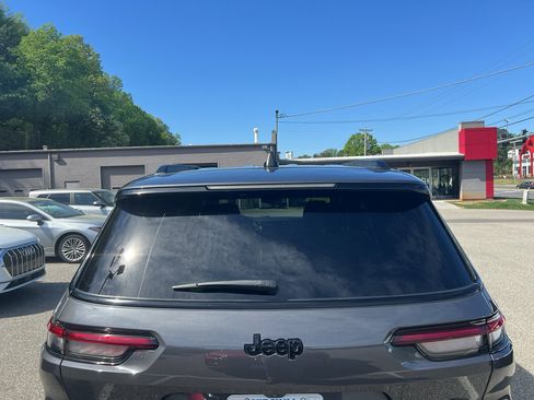 Used 2023 Jeep Grand Cherokee L Laredo image 5