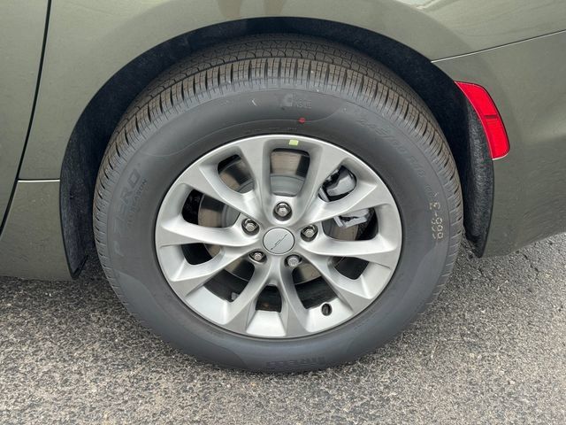 New 2027 Chrysler Pacifica Select AWD/4WD image 11