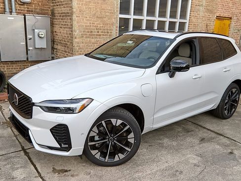 New 2026 Volvo XC60 T8 Plus w/ Protection Package Premier image 4