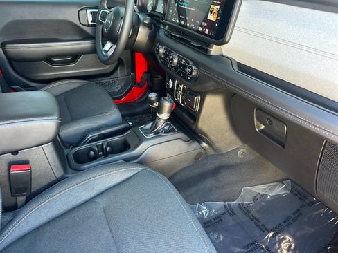 Used 2025 Jeep Wrangler Unlimited Sahara AWD/4WD image 18