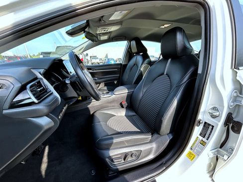 Used 2024 Toyota Camry SE image 10