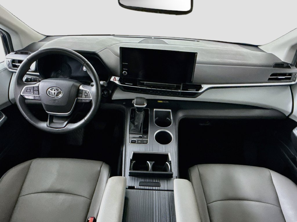 Used 2026 Toyota Sienna XLE FWD image 13
