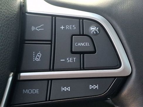 Used 2023 Toyota Highlander XLE AWD/4WD image 24