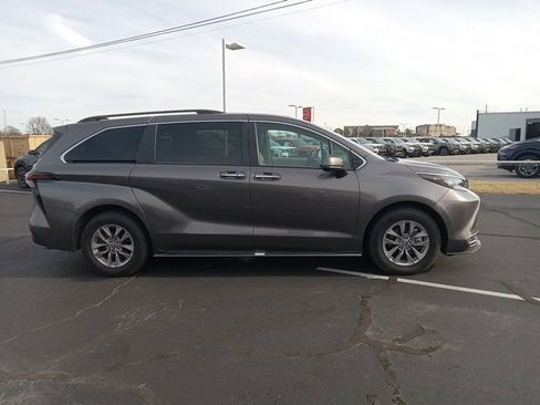 Used 2024 Toyota Sienna XLE image 2