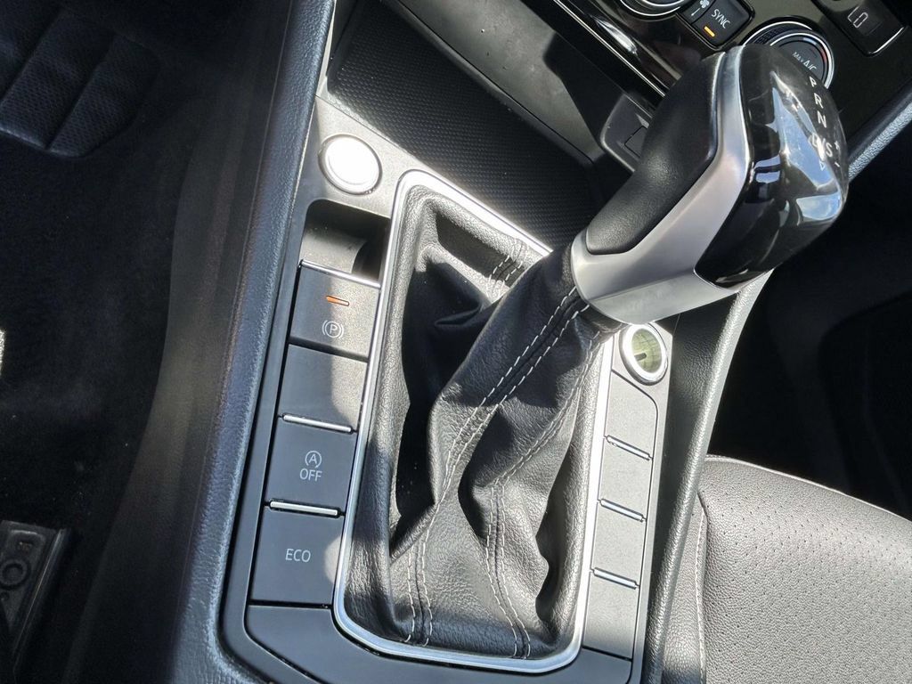 Used 2024 Volkswagen Jetta SE FWD image 17
