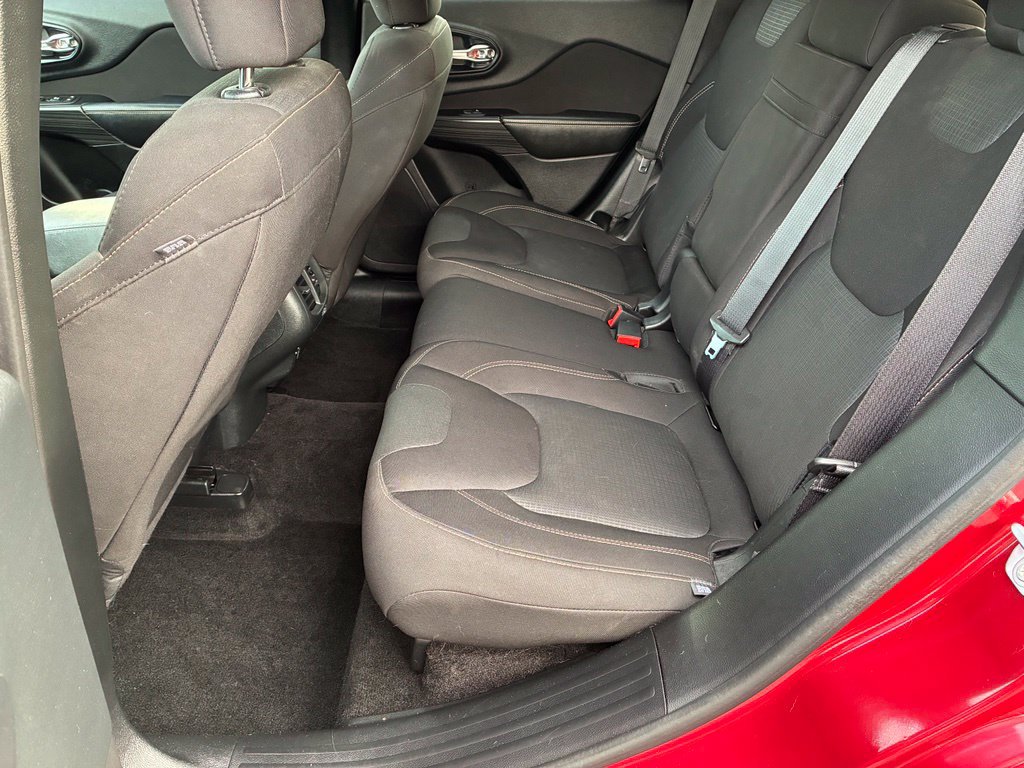 Used 2016 Jeep Cherokee Latitude w/ Safety/Convenience Group AWD/4WD image 22
