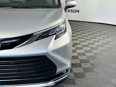 Used 2023 Toyota Sienna XLE image 9