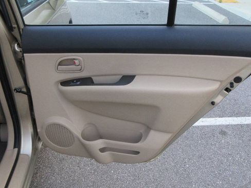 Used 2008 Kia Rondo LX FWD image 22
