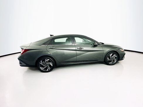 Used 2025 Hyundai Elantra Limited image 10