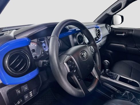 Used 2022 Toyota Tacoma TRD Off-Road w/ TRD Premium Off Road Package AWD/4WD image 9