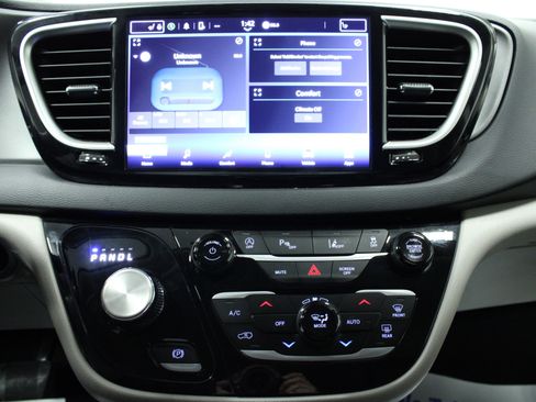 Used 2023 Chrysler Pacifica Touring-L FWD image 23