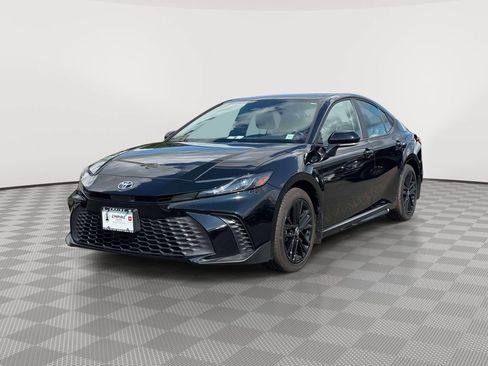 Used 2025 Toyota Camry SE AWD/4WD image 3