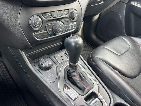 Used 2022 Jeep Cherokee Trailhawk AWD/4WD image 17
