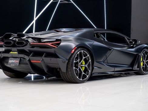 Used 2024 Lamborghini Revuelto image 17