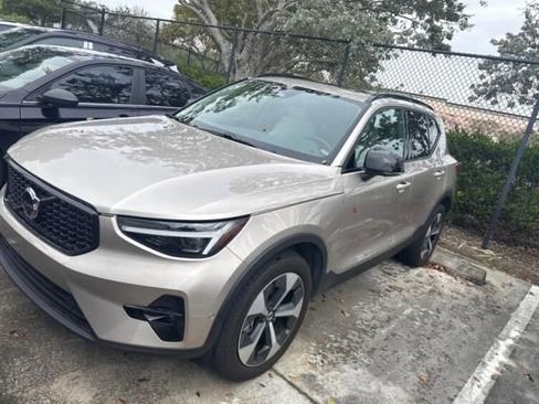 Used 2024 Volvo XC40 B5 Plus image 1