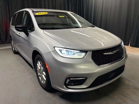Used 2024 Chrysler Pacifica Touring-L FWD image 3