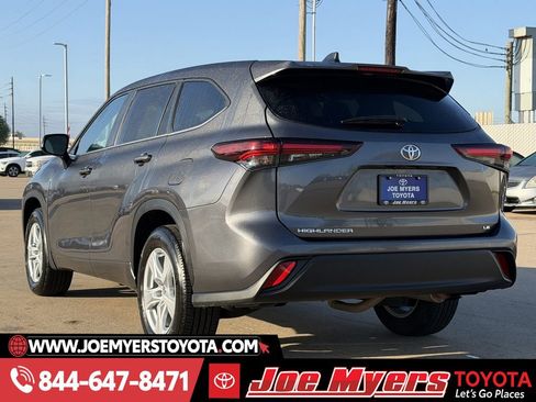 Used 2025 Toyota Highlander LE image 7